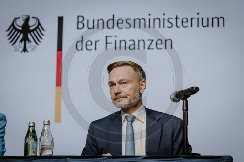 Finanzminister Pressekonferenz zur Steuersch‚àö¬ßtzung