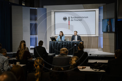 Finanzminister Pressekonferenz zur Steuersch‚àö¬ßtzung