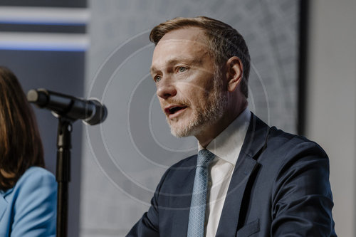 Finanzminister Pressekonferenz zur Steuersch‚àö¬ßtzung