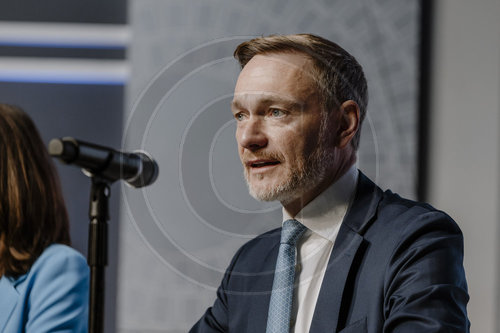 Finanzminister Pressekonferenz zur Steuersch‚àö¬ßtzung