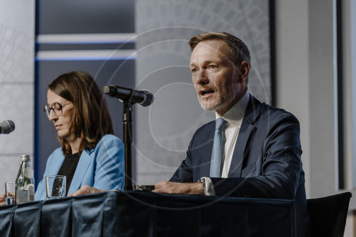 Finanzminister Pressekonferenz zur Steuersch‚àö¬ßtzung