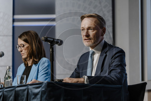 Finanzminister Pressekonferenz zur Steuersch‚àö¬ßtzung