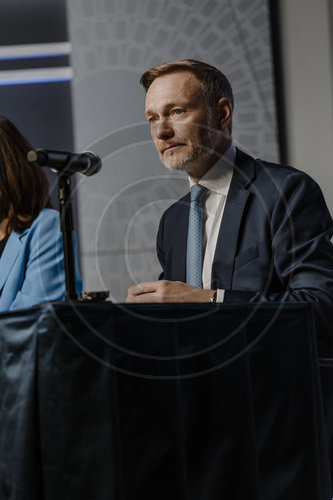 Finanzminister Pressekonferenz zur Steuersch‚àö¬ßtzung