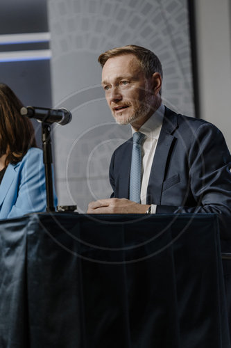 Finanzminister Pressekonferenz zur Steuersch‚àö¬ßtzung