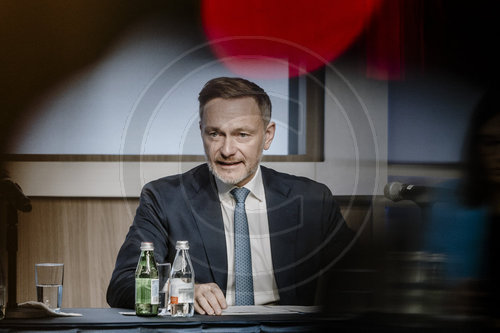 Finanzminister Pressekonferenz zur Steuersch‚àö¬ßtzung