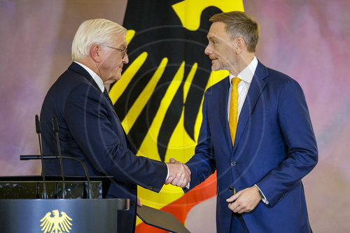 Bundespraesident Steinmeier uebergibt Entlassungsurkunde an BM Lindner