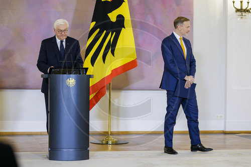 Bundespraesident Steinmeier uebergibt Entlassungsurkunde an BM Lindner