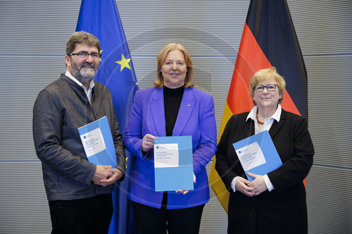 Uebergabe Menschenrechtssituationsbericht 2023/2024