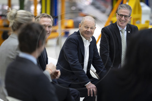 Bundeskanzler Scholz besucht Rolls-Royce