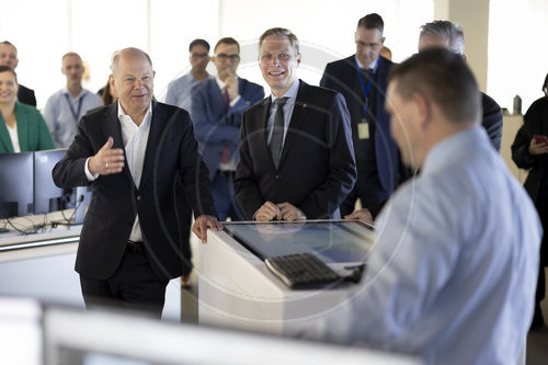 Bundeskanzler Scholz besucht Rolls-Royce