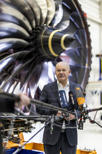 Bundeskanzler Scholz besucht Rolls-Royce