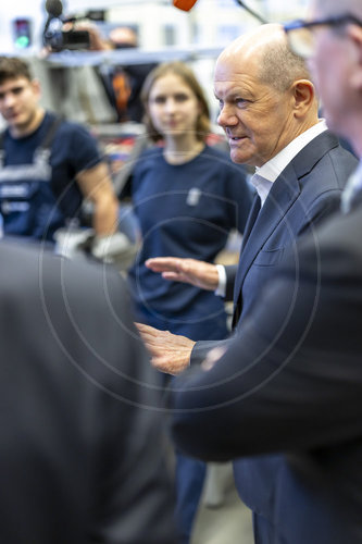 Bundeskanzler Scholz besucht Rolls-Royce