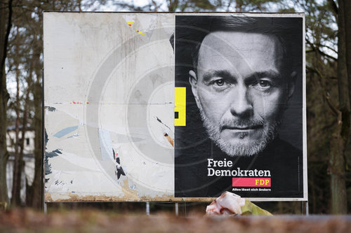 Zerstoertes Wahlplakat der FDP