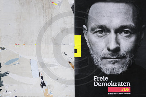 Zerstoertes Wahlplakat der FDP