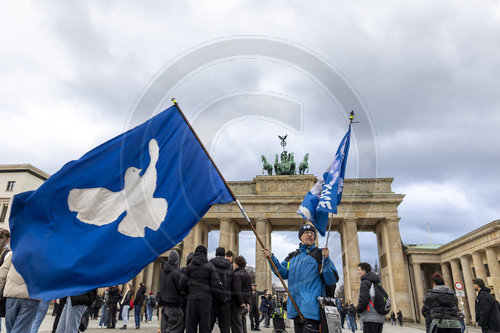 Friedenstaube vor dem Brandenburger Tor