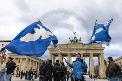 Friedenstaube vor dem Brandenburger Tor