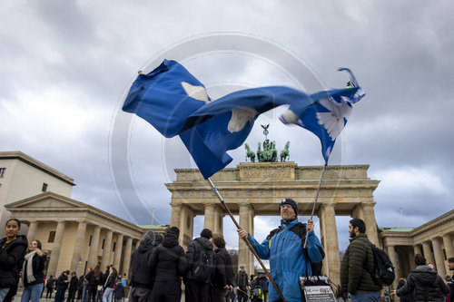 Friedenstaube vor dem Brandenburger Tor