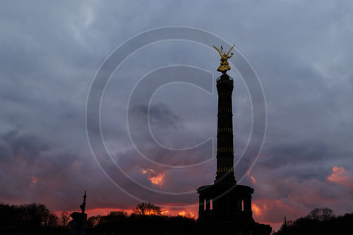 Siegessaeule bei Sonnenuntergang