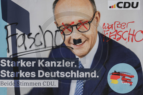 Beschmierte Wahlplakate