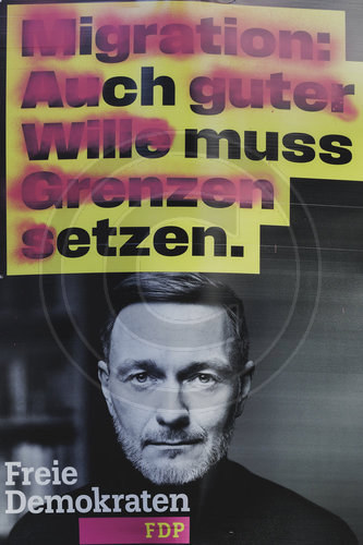 Beschmierte Wahlplakate