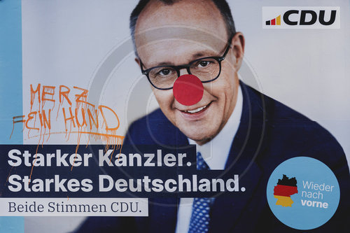 Beschmierte Wahlplakate