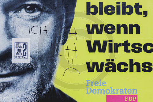 Beschmierte Wahlplakate