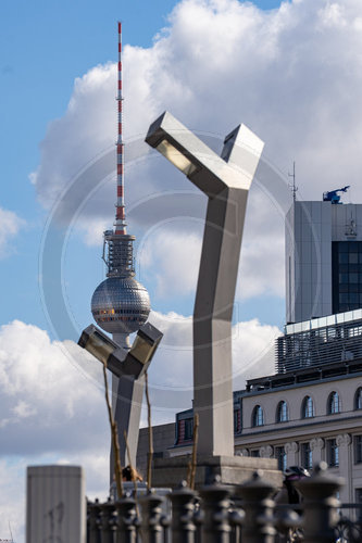 Berliner Fernsehturm und Stra‚àö√ºenlampen