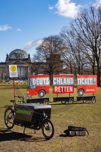 Greenpeace Aktion zum Deutschlandticket