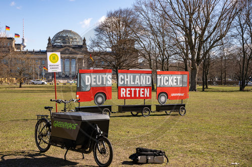 Greenpeace Aktion zum Deutschlandticket