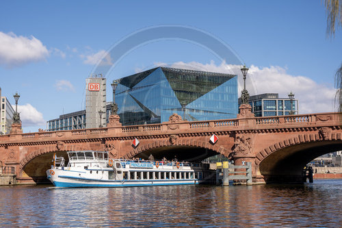 Ausflugsschiff und Moltkebruecke