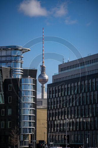 Berliner Fernsehturm und Hausfassden