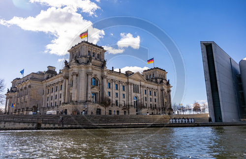 Reichstag am Spreeufer