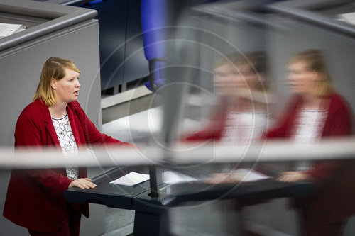 Wiebke Esdar waehrend der Sondersitzung im Deutschen Bundestag