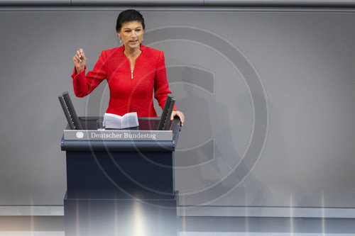 Sahra Wagenknecht waehrend der Sondersitzung im Deutschen Bundestag