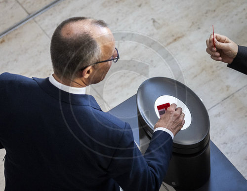 Friedrich Merz waehrend der Sondersitzung im Deutschen Bundestag