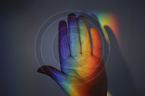 Hand im Regenbogen