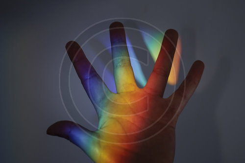 Hand im Regenbogen