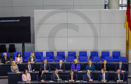 Die neue Regierung auf der Regierungsbank nach der Vereidigung