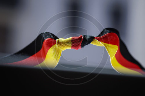 Schwarz Rot Gold mit Knoten