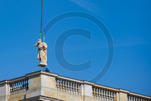 Statuen werden auf Humboldt Forum gesetzt