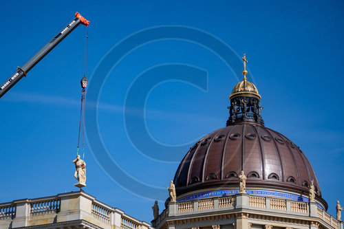 Statuen werden auf Humboldt Forum gesetzt
