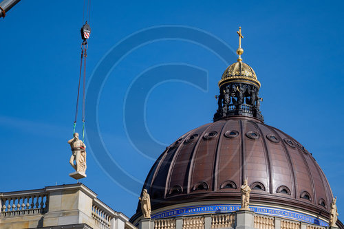 Statuen werden auf Humboldt Forum gesetzt
