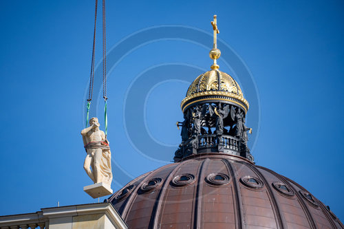 Statuen werden auf Humboldt Forum gesetzt