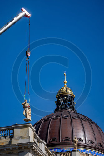 Statuen werden auf Humboldt Forum gesetzt