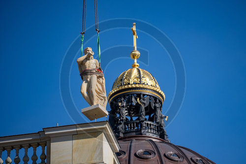 Statuen werden auf Humboldt Forum gesetzt
