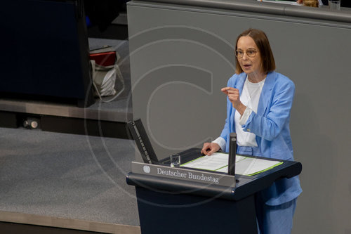 Dr. Lena Gumnior haelt Rede im Bundestag