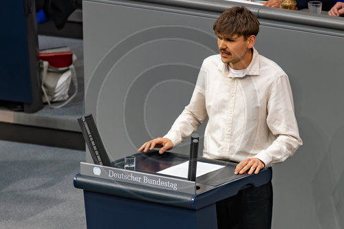 haelt Rede im Bundestag