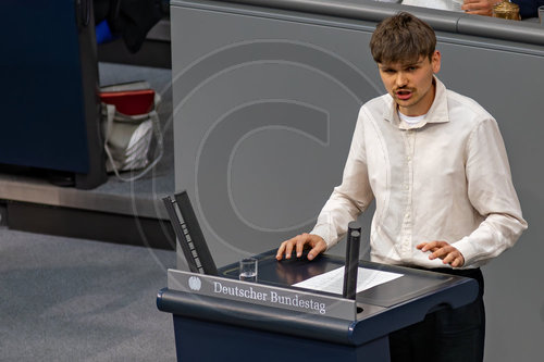 Luke Hoss haelt Rede im Bundestag