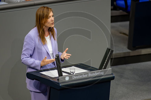 Carmen Wegge haelt Rede im Bundestag