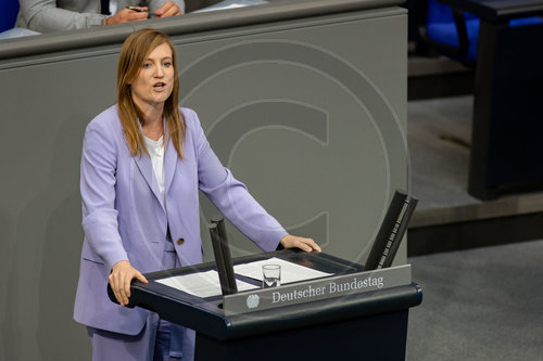 Carmen Wegge haelt Rede im Bundestag